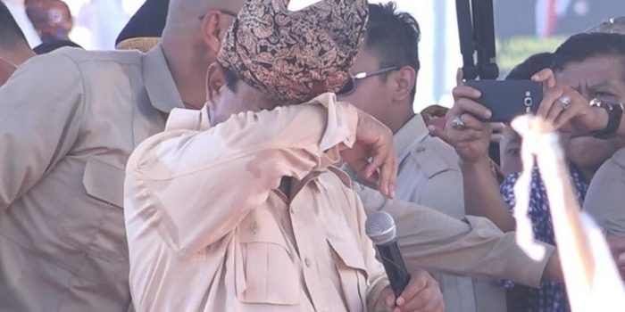 Momen Prabowo Subianto menangis usai diberi segepok uang dari salah seorang pendukungnya saat kampanye akbar di Danau Cimpago, Padang, Selasa 2 April 2019. Foto : Jeka Kampai